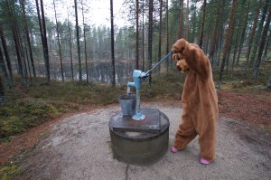 Nalle pumppaa kaivovettä