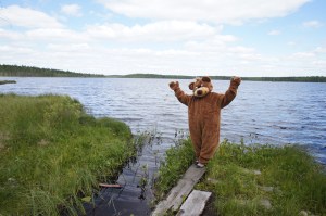 Nalle Karhu Heikinjärven rannalla